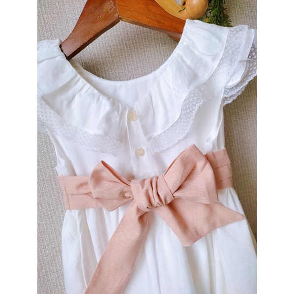 Váy đầm linen trắng cổ tròn phối ren, thắt nơ nâu cho bé
