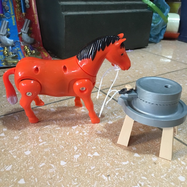 2 bộ Ngựa kéo cối xay