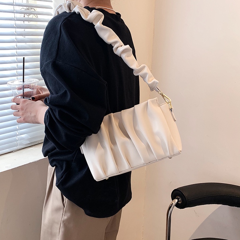 Túi xách đeo chéo thiết kế đơn giản nhưng cũng không kém phần sang trọng