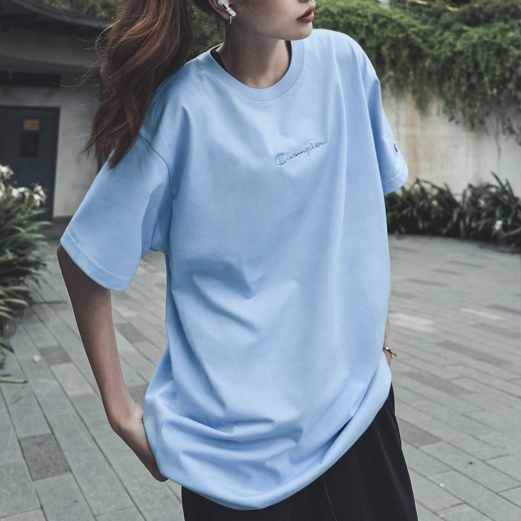 Áo Thun Champion Xanh Dương Thêu Chữ Màu Xanh Ở Giữa Chất Liệu 100% Cotton Thoáng Mát Form Rộng Thoải Mái