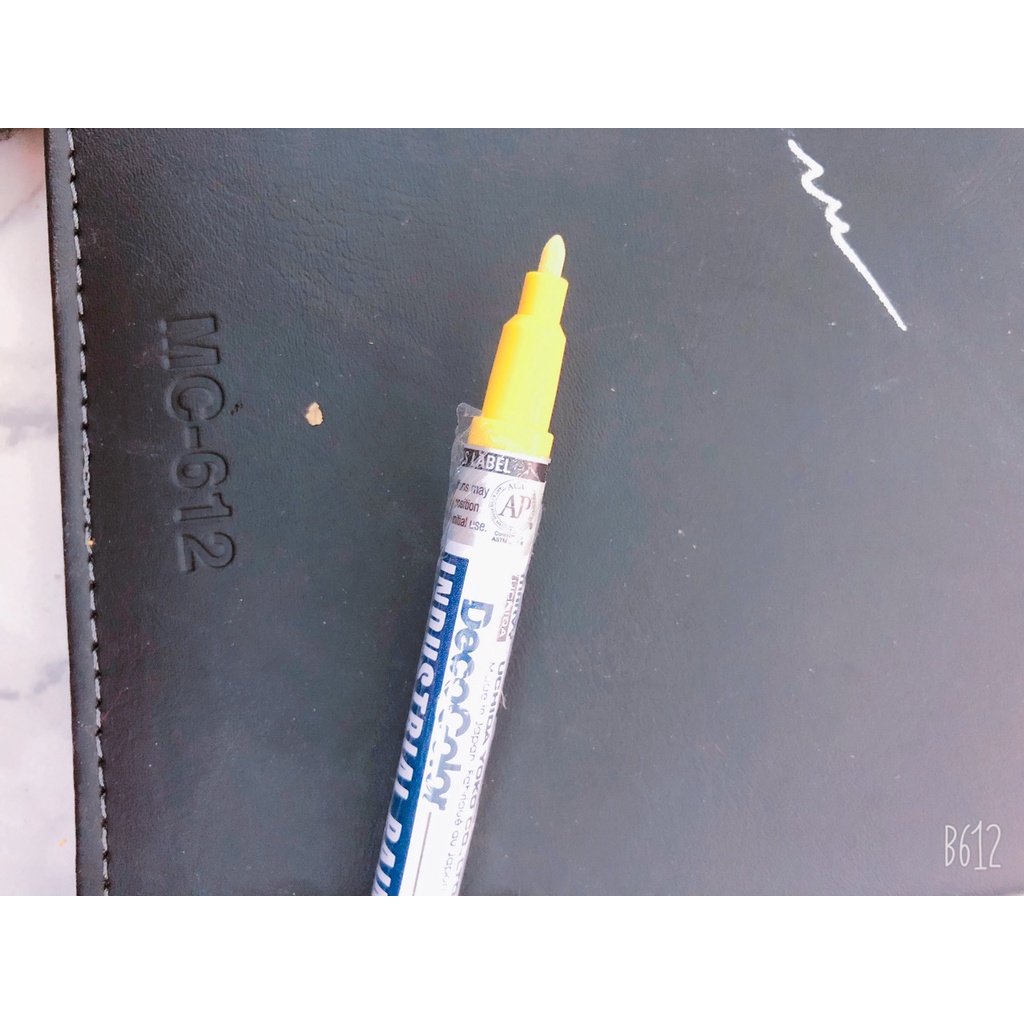 Bút Sơn Công Nghiệp Marvy Viết Được Trên Kính, Kim Loại, Gốm, Nhựa, Gỗ - Ngòi 1.4 mm