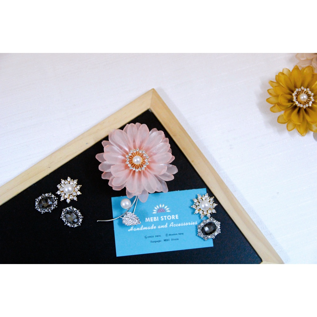Hoa cài áo handmade MEBI mẫu hoa cúc nhụy đá rỗng mix cành trai kim liền siêu sang