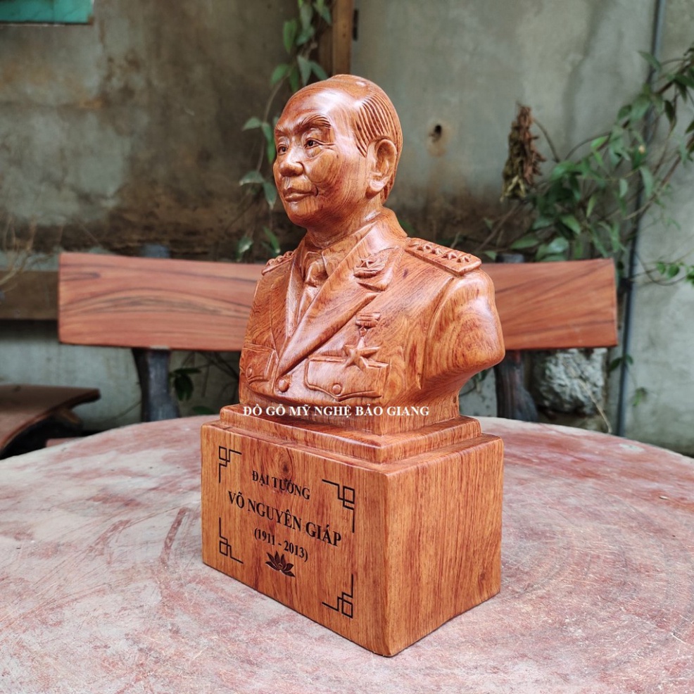 Tượng bác Võ Nguyên Giáp gỗ hương cao 30 cm