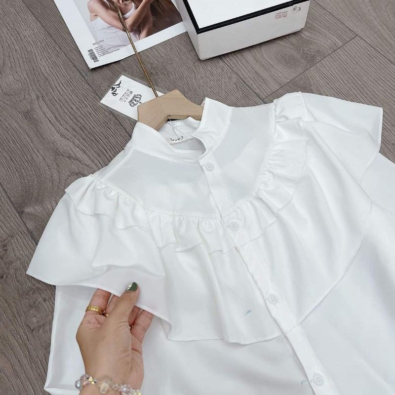 Áo sơ mi trắng nơ bèo tay dài xinh xắn.