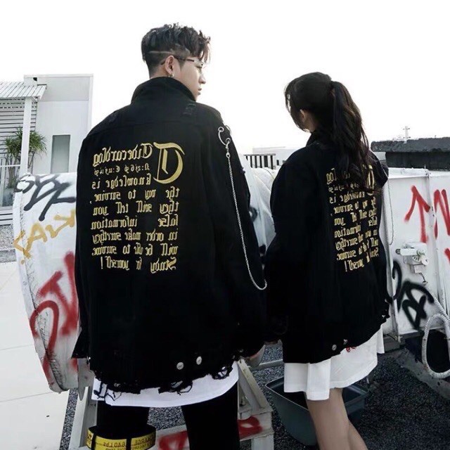 ÁO KHOÁC JEAN NAM IN CHỮ MÀU VÀNG NỔI BẬT SAU LƯNG MATA Sport