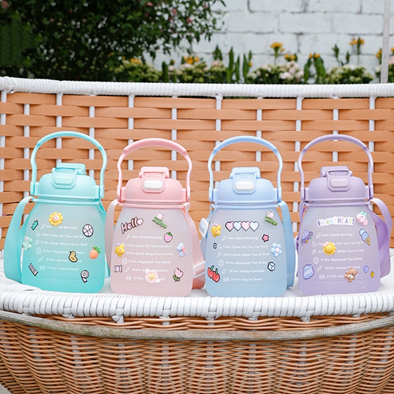 Bình Nước Thể Thao 1300ml Có Ống Hút Và Dây Đeo Thời Trang Dễ Thương