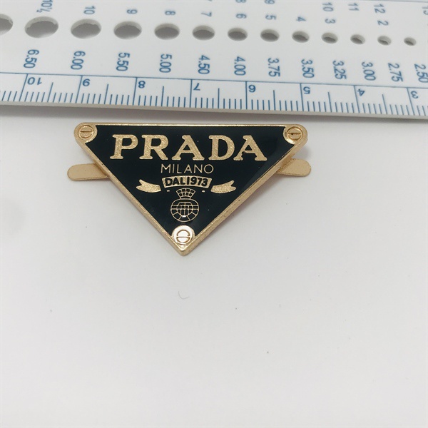 Mác prada trang trí