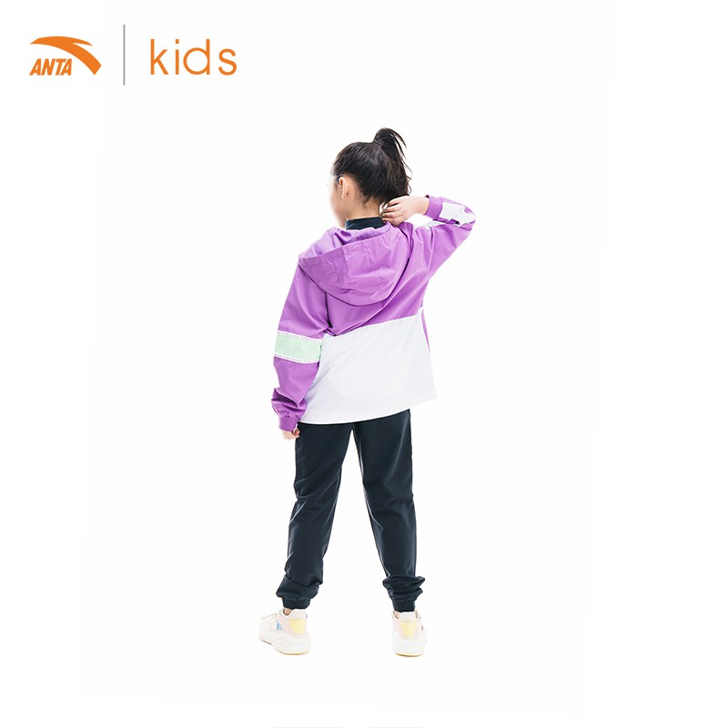 Áo khoác gió bé gái Anta Kids 362017611-5, dáng áo hoodie, có túi gấp gọn bên trong áo