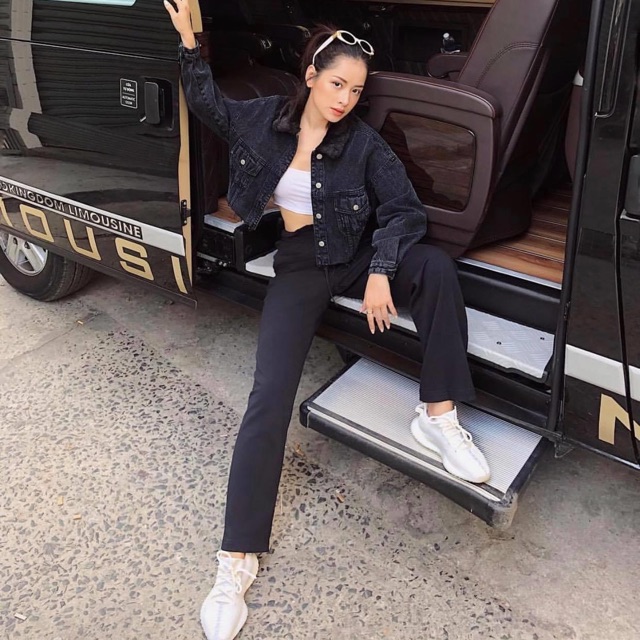 Áo khoác jeans croptop màu đen xám wash phủi bụi, phối siêu chất với những chiếc jeans lưng cao
