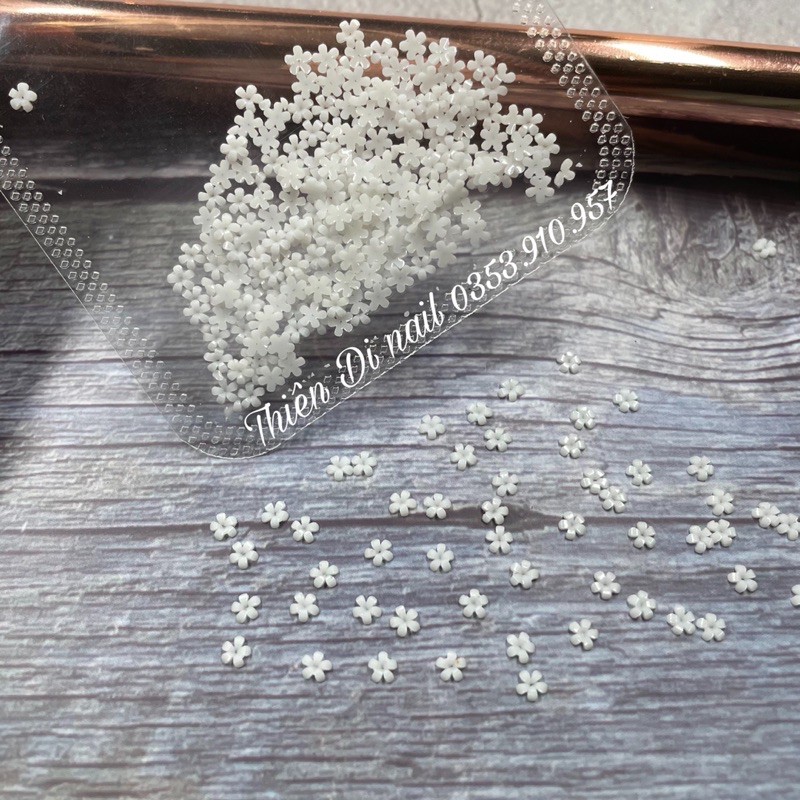 Phụ kiện trang trí móng: Hoa sứ nhí kèm nơ và gấu Thiên Di Nail