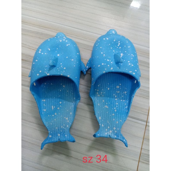 dép bé đặt trên live