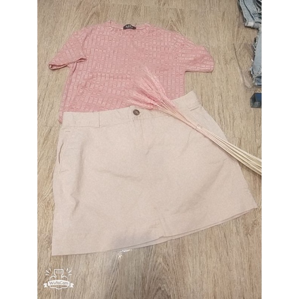 sét áo kiểu phông thun co giãn cổ tròn, mẫu mã giống như tường gạch kèm theo một chân váy jeans có màu hồng nhạt xinh 👕👖