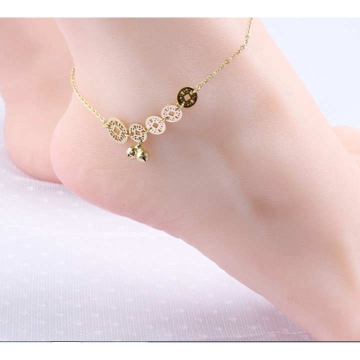 Lắc chân titan đồng xu may mắn phối chuông xinh không gỉ