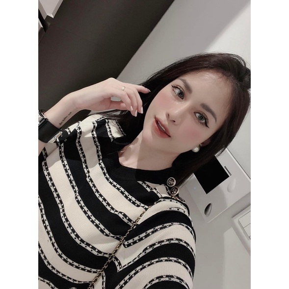 Váy len kẻ khuy vai