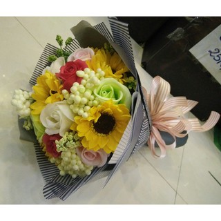 Bó hoa sáp hướng dương phối hoa hồng