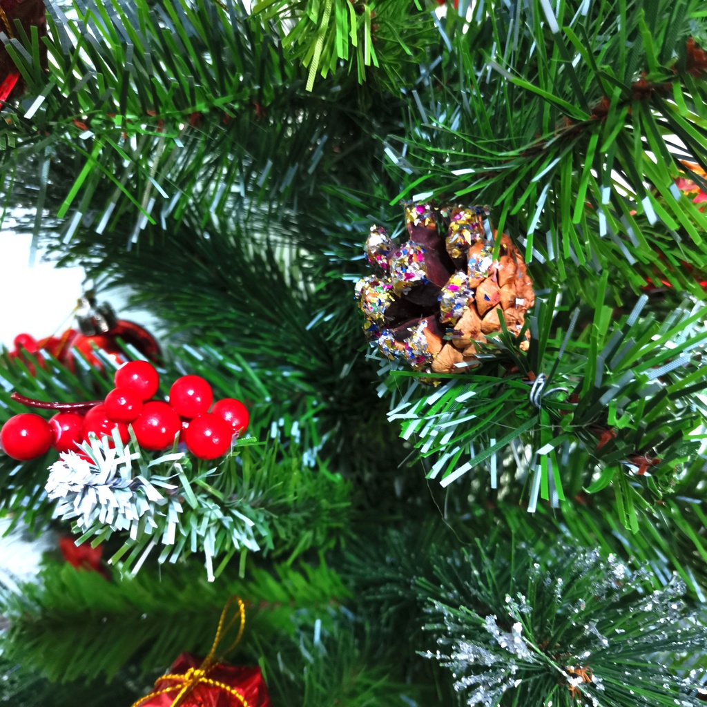 Cây thông noel để bàn 77cm quà tặng trang trí giáng sinh hàng Việt Nam chất lượng cao mẫu 3 loại lá gắn trái thông