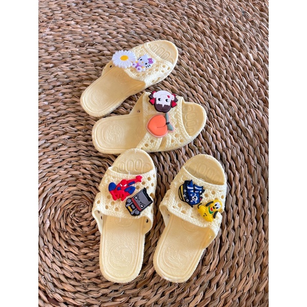 Dép tổ ong kèm sticker cho bé màu vàng nhạt,tím