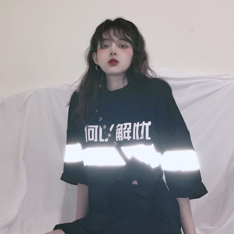 Áo thun nữ tay ngắn cổ tròn chữ hoa chữ phát sáng dạ quang ulzzang ( 2 màu )