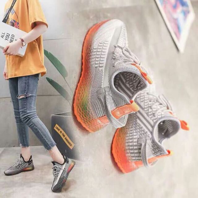 Giày sneaker đế màu