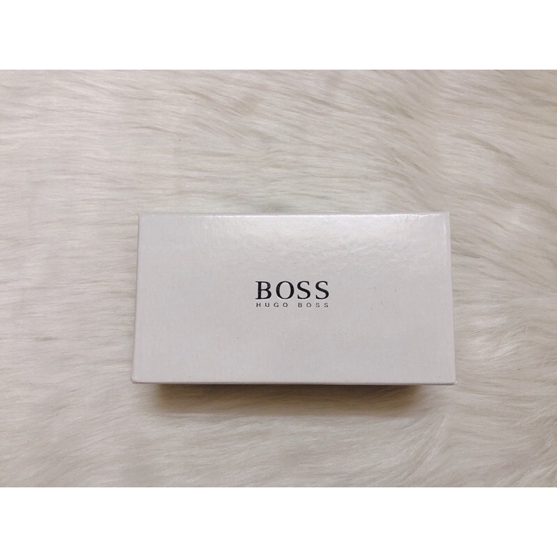 Hộp đựng kính Hugo Boss có thể đựng được kính to bản