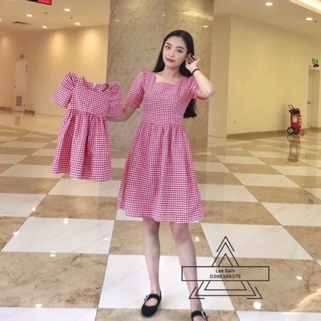 Váy đôi mẹ và bé kẻ ca rô đỏ xinh xắn thiết kế dúm eo trẻ trung năng động