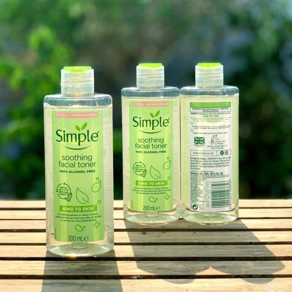 Toner nước hoa hồng làm dịu và cân bằng độ ẩm cho da Simple Soothing Facial Toner - chai 200ml