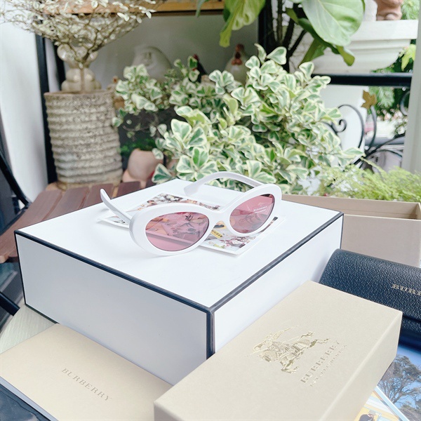 Kính Mát Burberry BE4278 300775 viền trắng mắt hồng