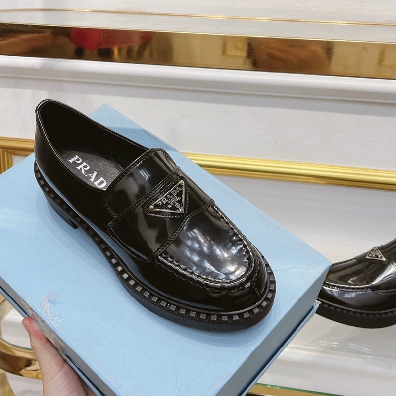 giày nữ prada da bóng moca lười đế cao mũi tròn (fullbox Bill túi giấy loại 1)