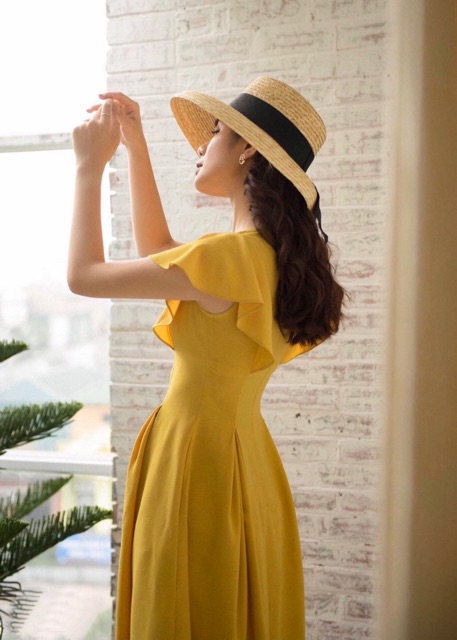 Đầm váy vàng nút bọc tay cánh tiên