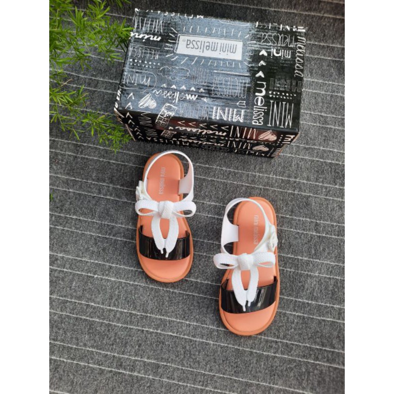 Giày xuất cho bé