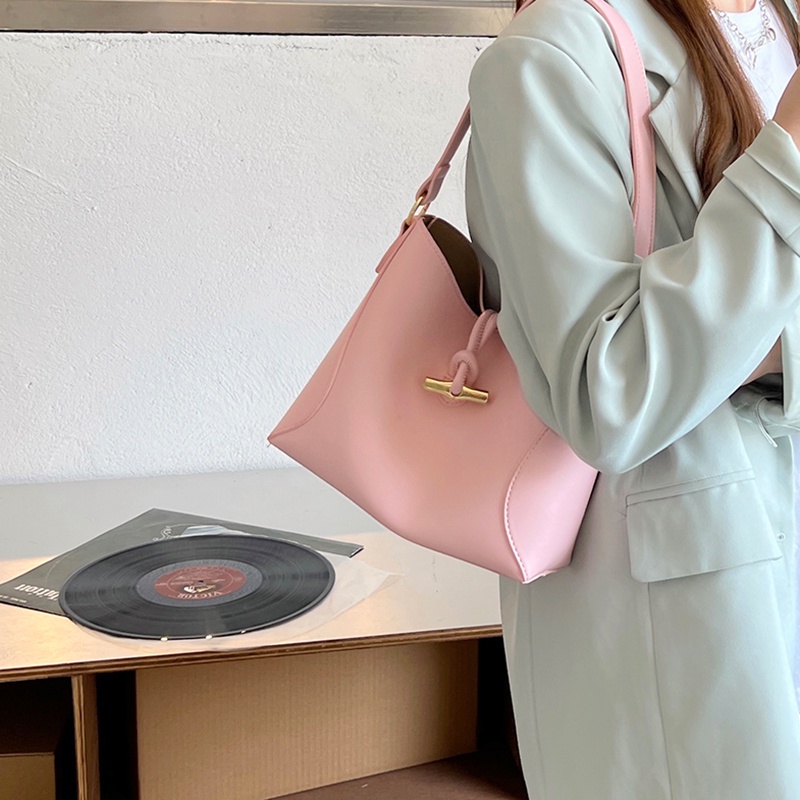 Túi đeo vai IELGY dây rút sức chứa lớn có khóa cài cho nữ