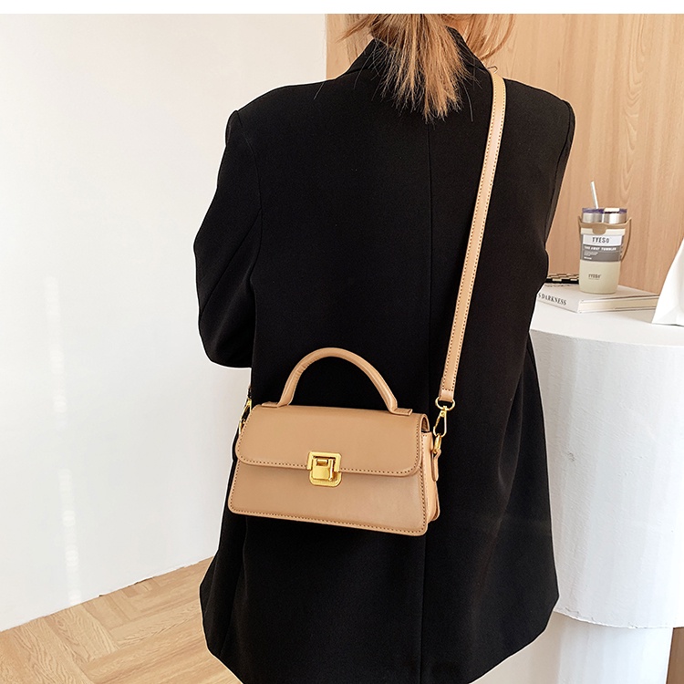 Túi nữ da mịn khóa vuông- MA337