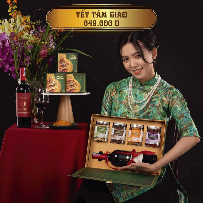 Hộp quà Tết Tâm Giao Nonglamfood cao cấp gồm rượt vang, hoa quả sấy, hạt dinh dưỡng tặng gia đình, cơ quan | BigBuy360 - bigbuy360.vn