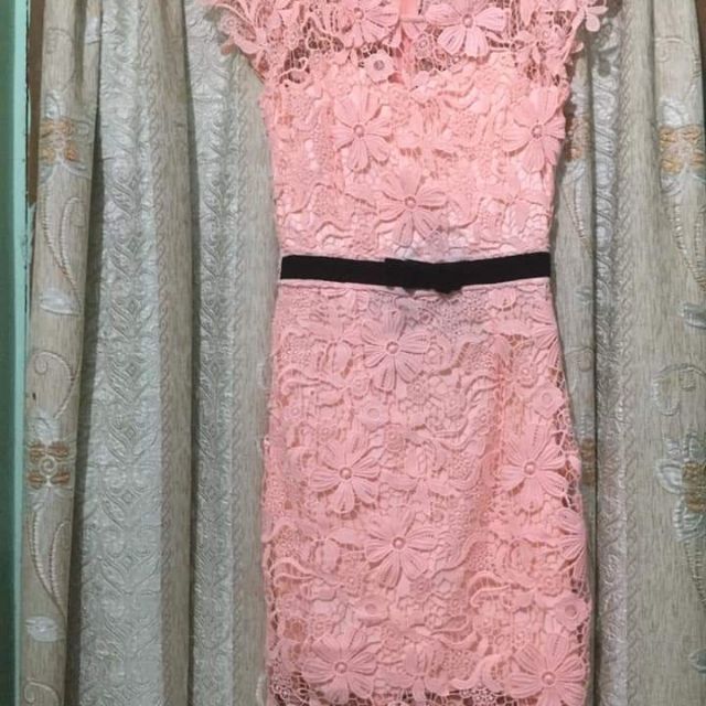 Váy gấm  và ren hồng