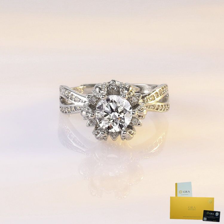 Nhẫn Hoa May Mắn Đính Kim Cương Trắng Sang Trọng Thời Trang Mới