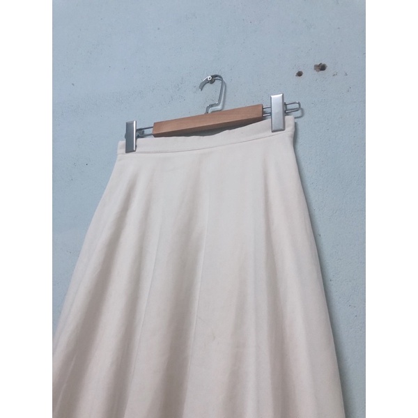 Pass chân váy trắng xoè