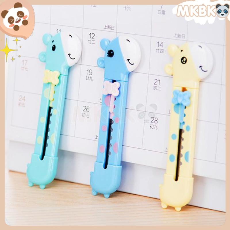 🐼 MKBK 🐼 【1 PC】 Dao tiện ích dao mini Dao Rọc Giấy Bỏ Túi Mini móc khoá cute anime In Họa Tiết Hoạt Hình chất lượng cao Tiện Lợi Cuộn Rút dụng cụ mở thùng carton trang trí di động Minh họa hươu cao cổ