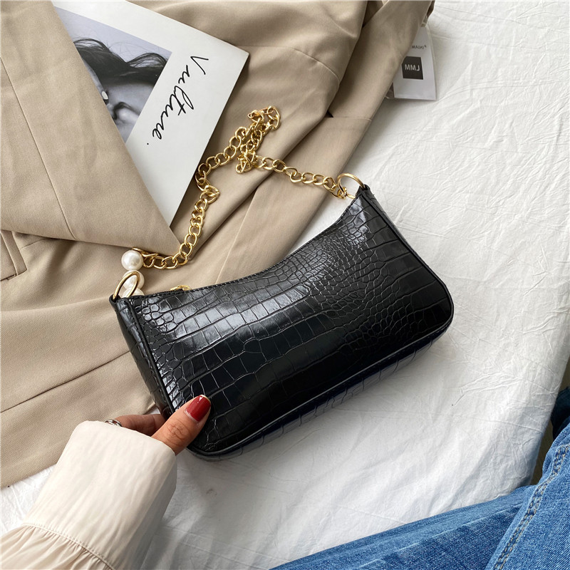 Túi đeo vai với quai xách đính ngọc trai phong cách xuân hè 2021 nữ tính