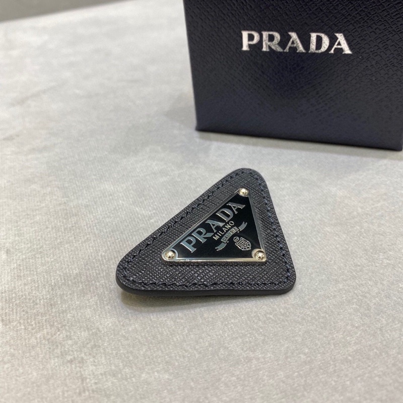 Ghim Cài Áo Tam Giác Đen Prada Thời Trang Sành Điệu