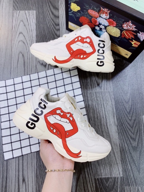 Giày thể thao sneaker đôi môi đỏ và logo màu trắng đục độn đến siêu hot hàng cao cấp