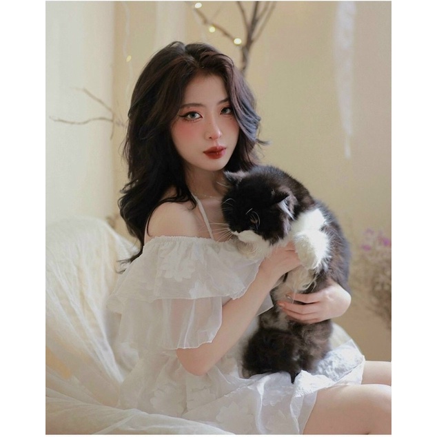 Váy in hoa nổi trễ vai