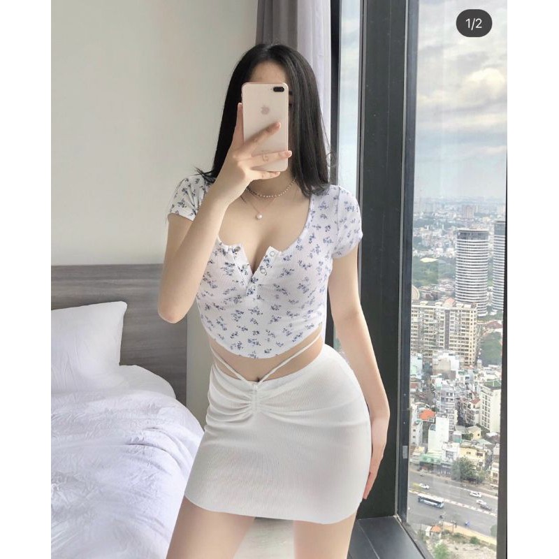 Áo croptop vạt bầu nút bấm in hoa