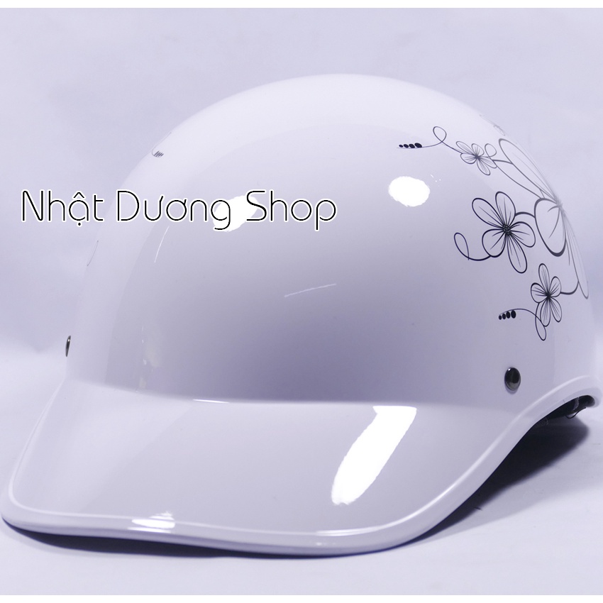 Nón bảo hiểm Nữ lưỡi trai in họa tiết hình Hoa dễ thương và gắn mặt sắt có khoét đuôi dễ dàng buột tóc cho các bạn nữ