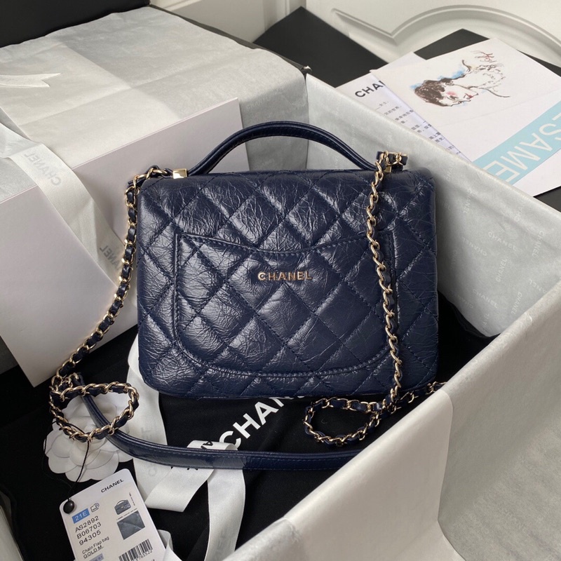 Túi xách đeo chéo nữ Chanel chất da đặc biệt dây đeo chéo da phối xích logo thương hiệu làm khoá cực sang trọng.