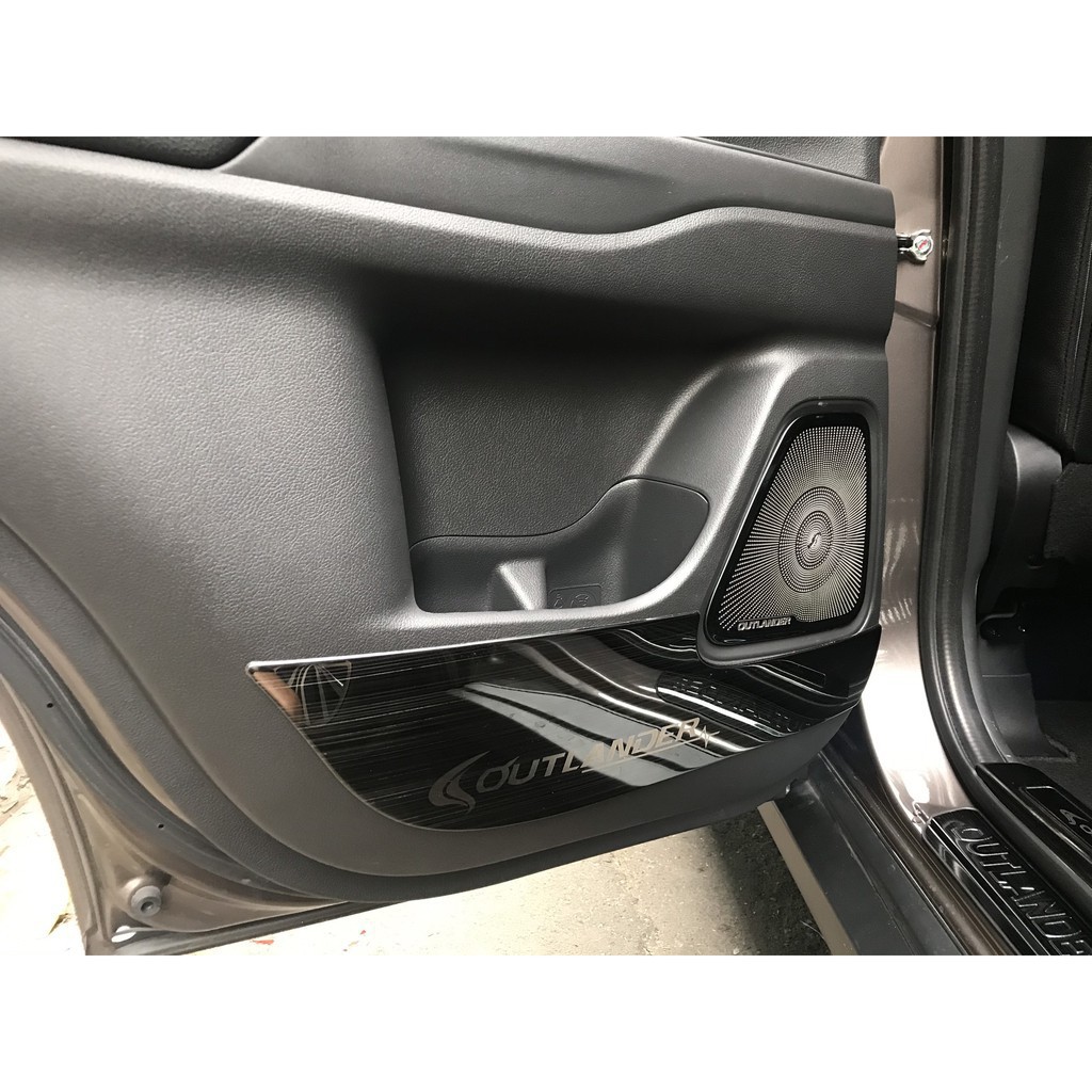 Ốp màng loa, tapli cửa Outlander 2018 - 2023 titan cao cấp