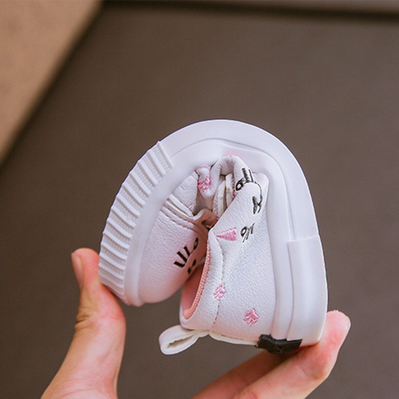 Giày thể thao đế mềm chống trượt in họa tiết hoạt hình cho bé gái