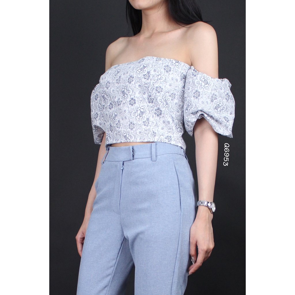 Q6953 - Áo croptop trễ vai F21 tay ngắn phồng, in hoa lá