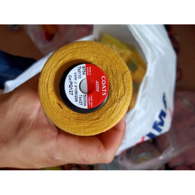 chỉ may màu vàng