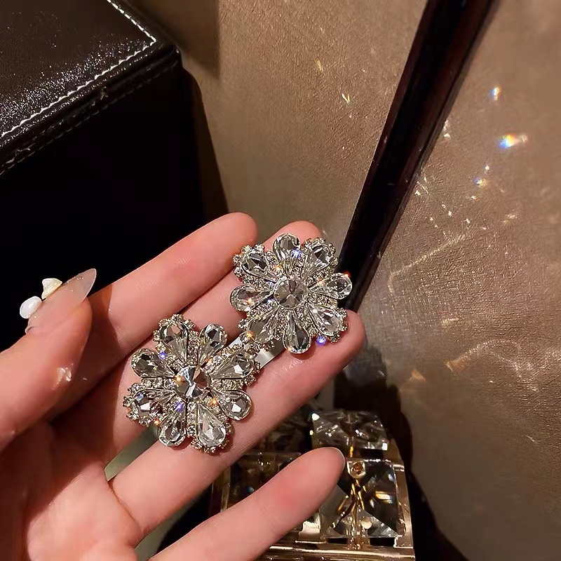 Khuyên Tai Hoa Đính Đá Kim Cương Giả Cao Cấp Thời Trang Mới