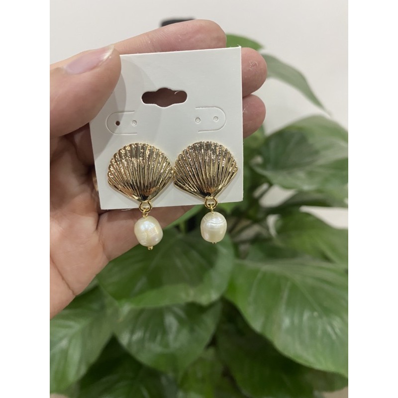 khuyên tai hạt trai lủng lẳng lạ mắt